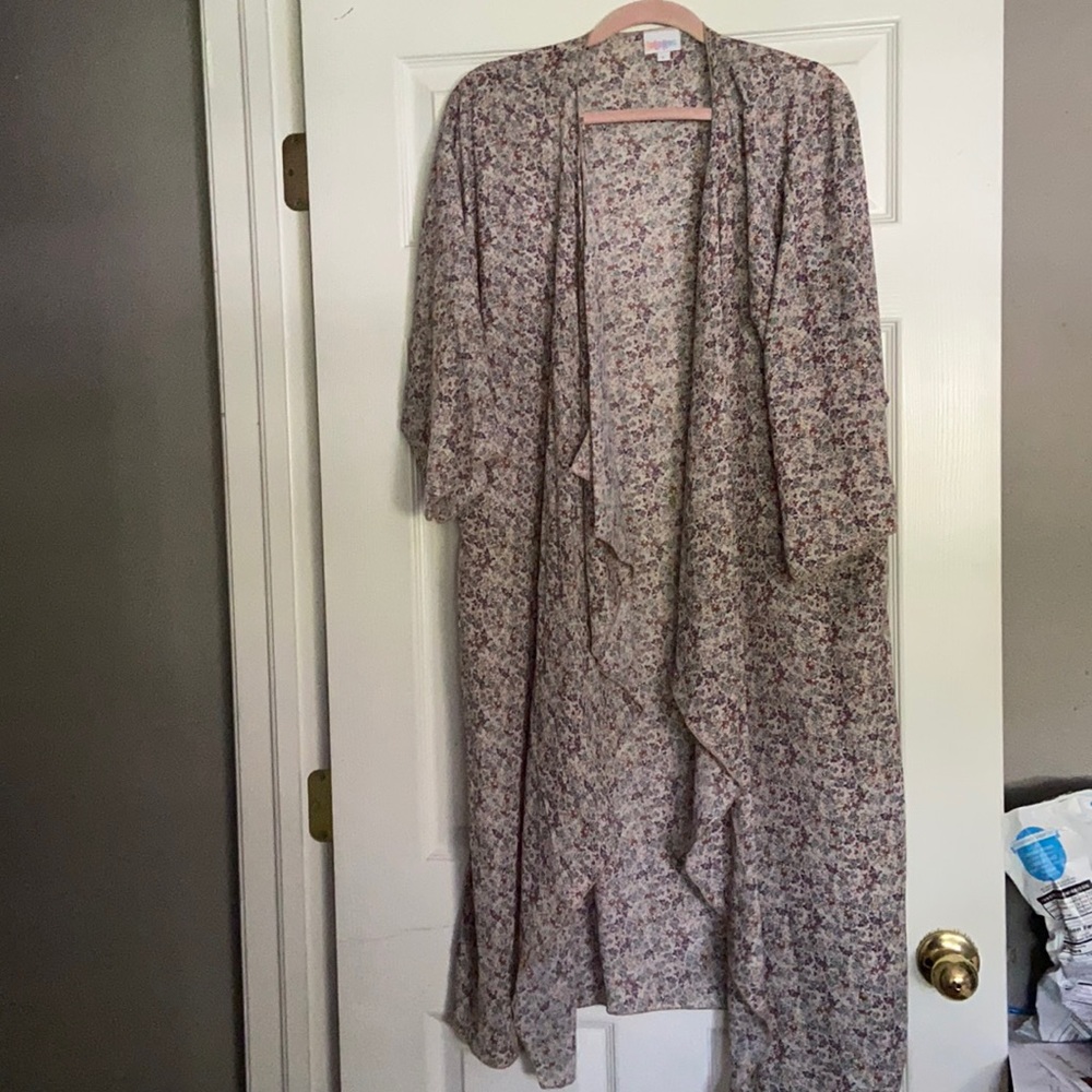 EUC LuLaRoe Shirley floral